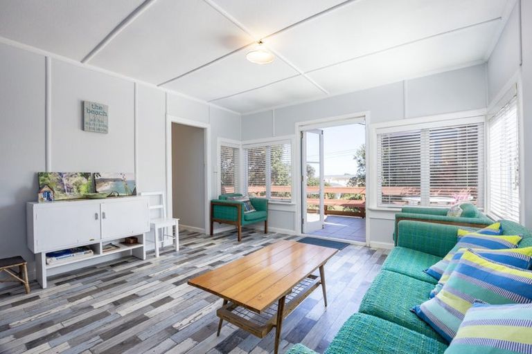 Photo of property in 35 North Piha Road, Piha, 0772