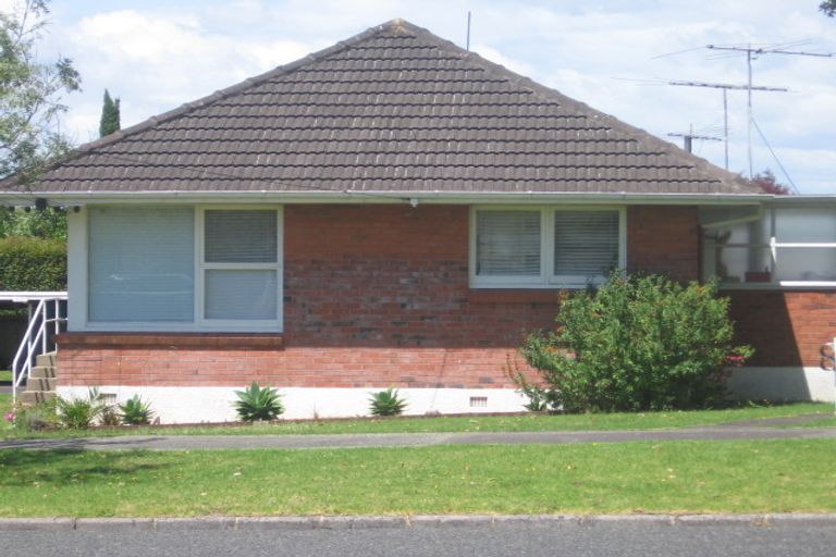 Photo of property in 32 Raleigh Road, Northcote, Auckland, 0627