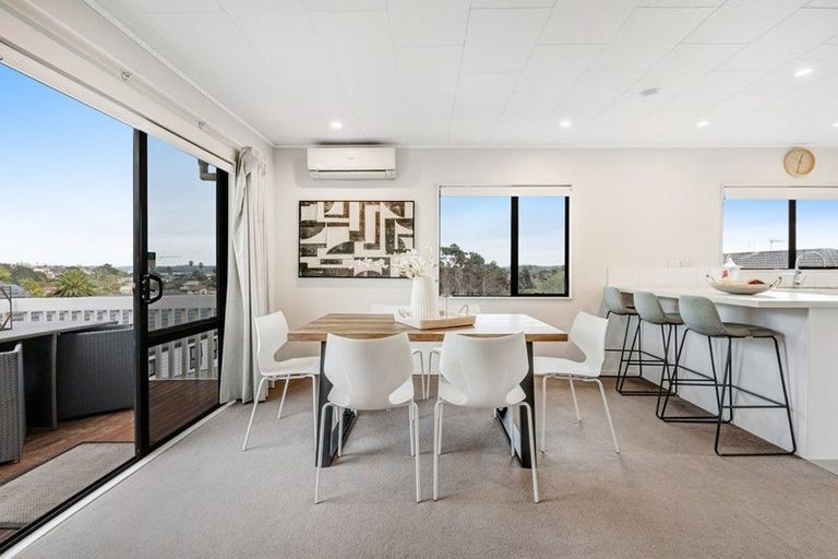 Photo of property in 2/15 Exeter Place, Unsworth Heights, Auckland, 0632