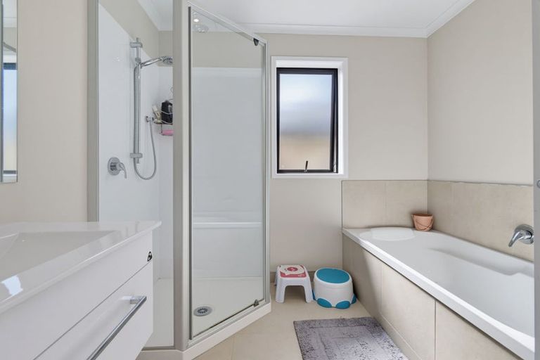 Photo of property in 16 Opouatu Avenue, Glenbrook, 2681
