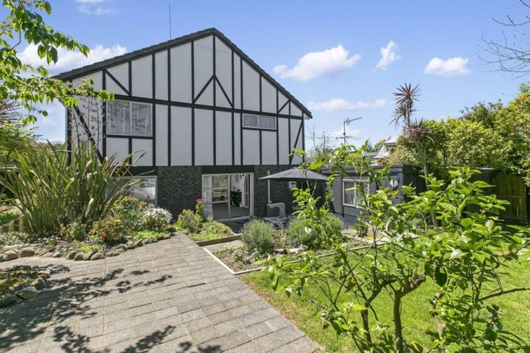 Photo of property in 1/104 Manhattan Heights, Glendene, Auckland, 0602