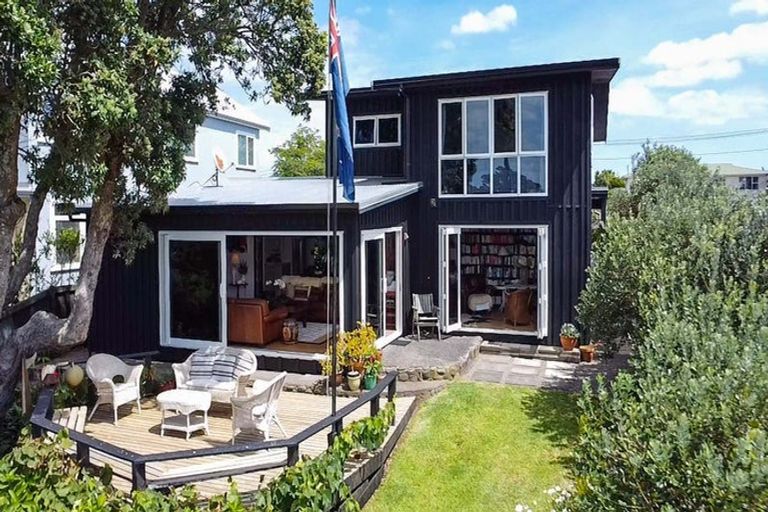 Photo of property in 7 Linda Street, Oakura, 4314