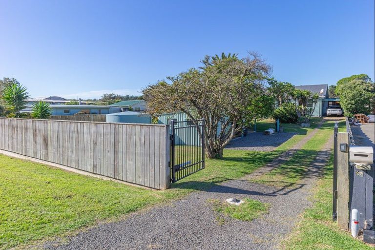 Photo of property in 22 Kent Avenue, Waitarere Beach, Levin, 5510