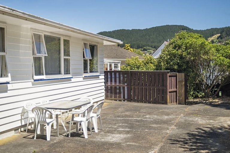 Photo of property in 20 Redwood Avenue, Tawa, Wellington, 5028