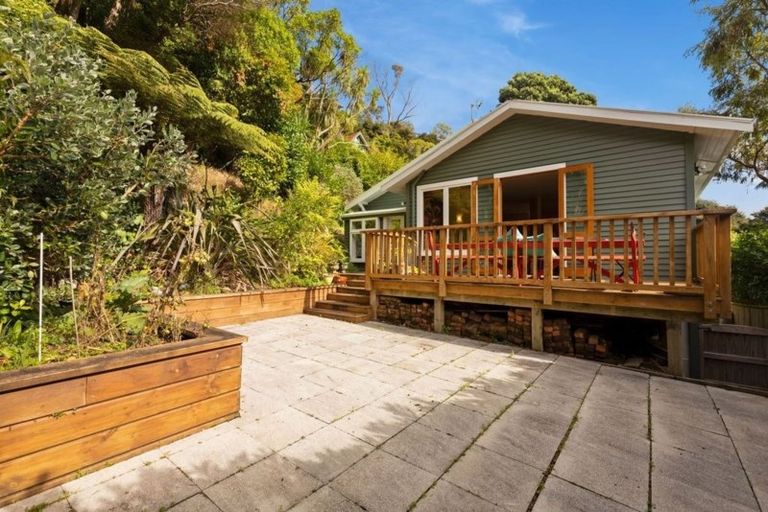 Photo of property in 15 Pitoitoi Road, Days Bay, Lower Hutt, 5013