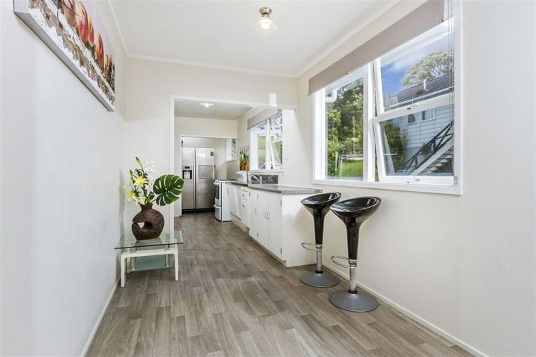 Photo of property in 2/253 Wairau Road, Totara Vale, Auckland, 0627