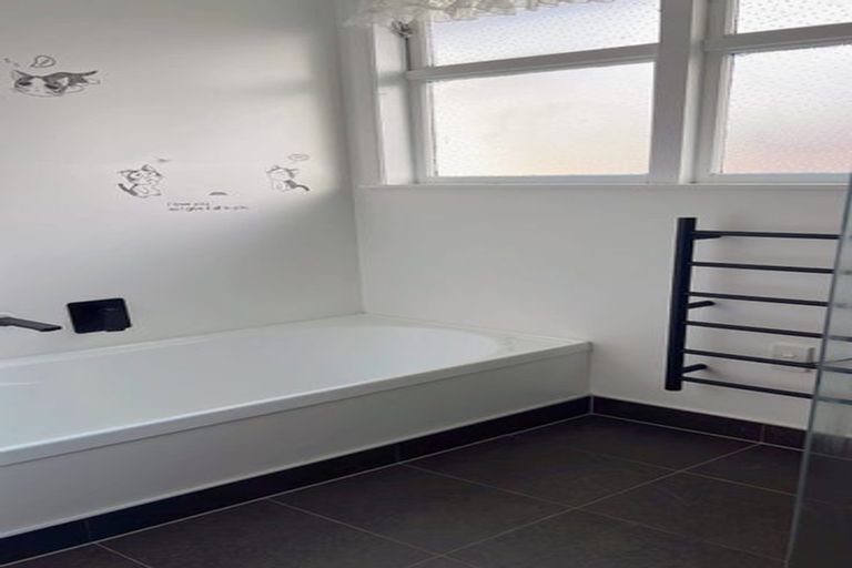 Photo of property in 1/204 Beach Haven Road, Beach Haven, Auckland, 0626