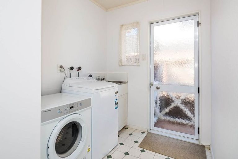 Photo of property in 1/71 Browns Bay Road, Browns Bay, Auckland, 0630