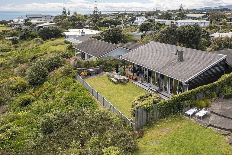 Photo of property in 41 Field Way, Waikanae Beach, Waikanae, 5036