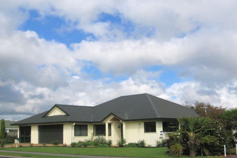 Photo of property in 32 Warwick Drive, Lynmore, Rotorua, 3010