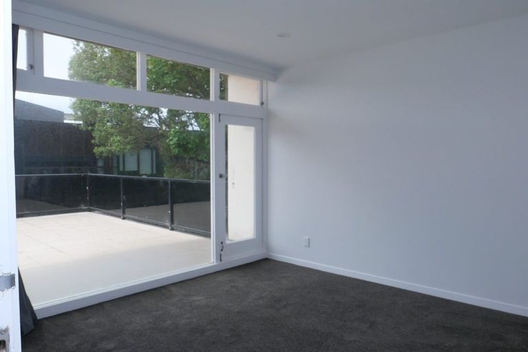 Photo of property in 70 Kelburn Parade, Kelburn, Wellington, 6012