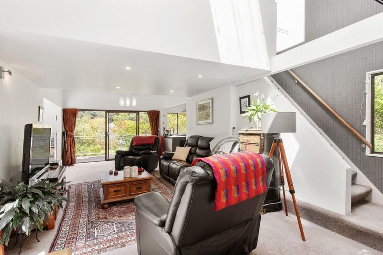 Photo of property in 4 Lady Bell Grove, Lowry Bay, Lower Hutt, 5013