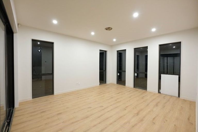 Photo of property in 152 Arran Point Parade, Orewa, 0931