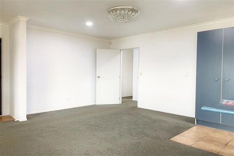 Photo of property in 18 Plumstead Rise, Glen Eden, Auckland, 0602