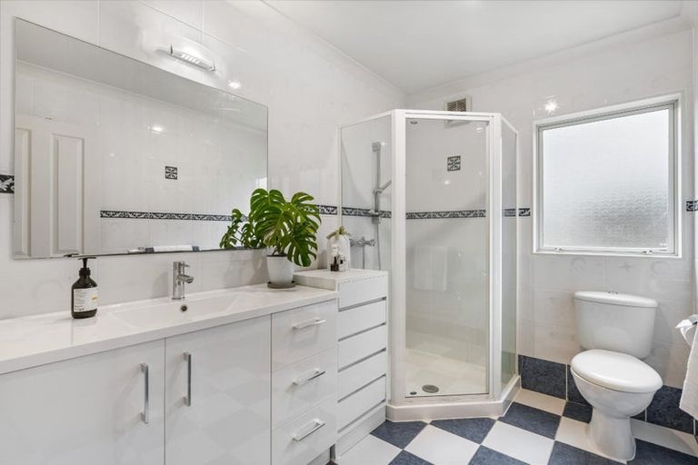 Photo of property in 18 Tollana Road, Te Atatu Peninsula, Auckland, 0610