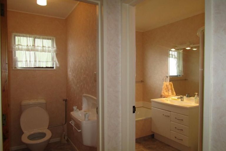 Photo of property in 1/10 Reeves Road, Acacia Bay, Taupo, 3330