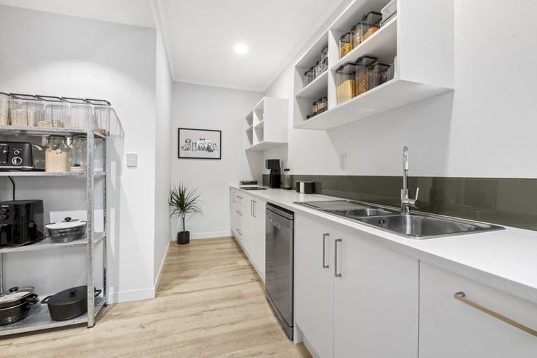 Photo of property in 16 Syd Grant Crescent, Orewa, 0931