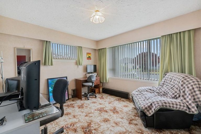 Photo of property in 12 Glenora Place, Hornby, Christchurch, 8042