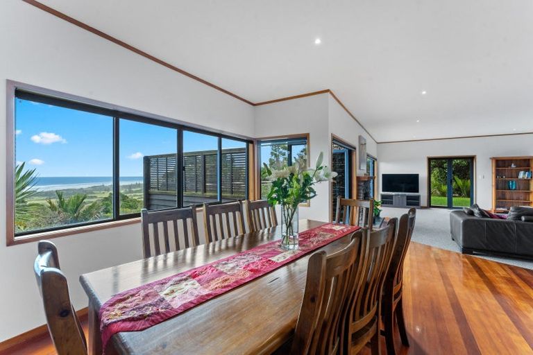 Photo of property in 84 Domain Crescent, Muriwai, Waimauku, 0881