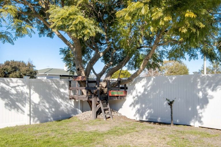 Photo of property in 11 Hammond Road, Taradale, Napier, 4112
