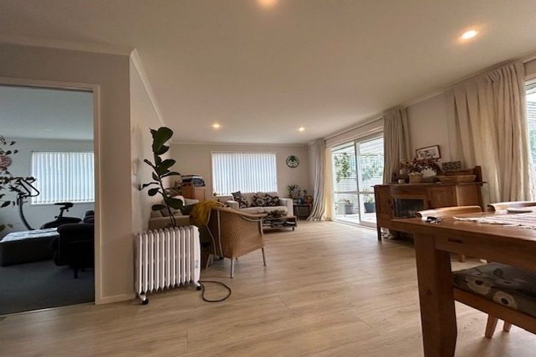 Photo of property in 24 Laly Haddon Place, Matakana, 0985