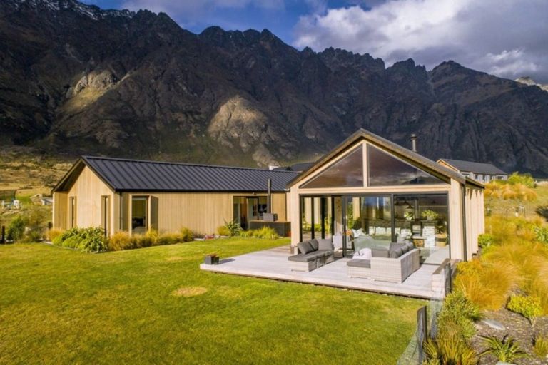 Photo of property in 10 Double Cone Road, Jacks Point, Queenstown, 9371