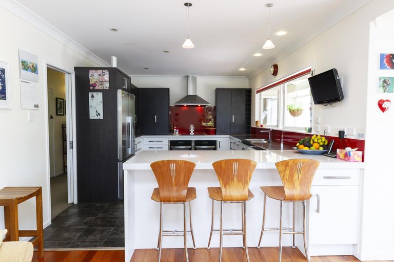 Photo of property in 2 Williams Terrace, Fitzherbert, Palmerston North, 4410