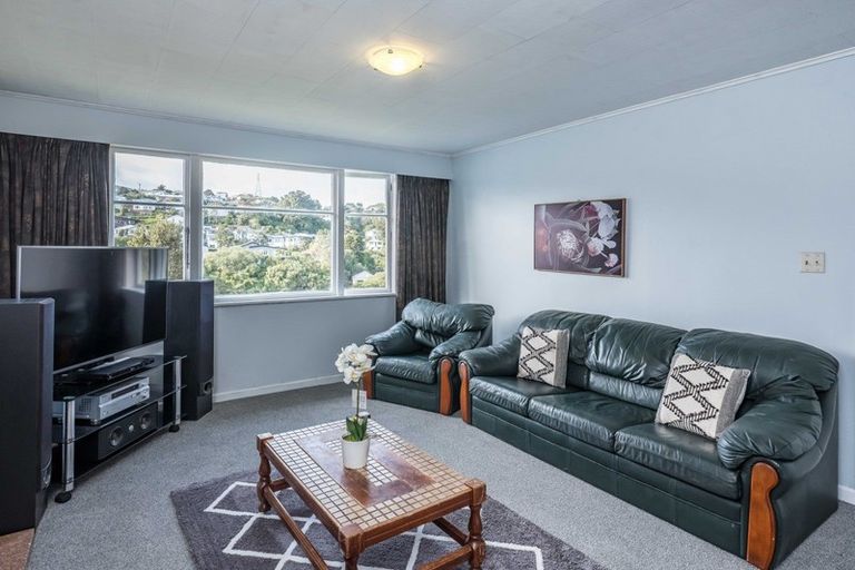 Photo of property in 123 Newlands Road, Newlands, Wellington, 6037