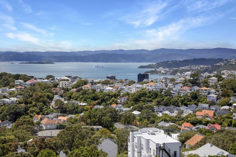 Photo of property in 25 Fairview Crescent, Kelburn, Wellington, 6012
