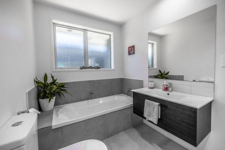 Photo of property in 106 Sentinel Avenue, Omokoroa, 3114