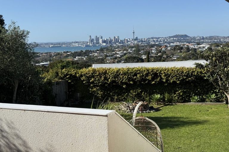 Photo of property in 115 Pupuke Road, Northcote, Auckland, 0627