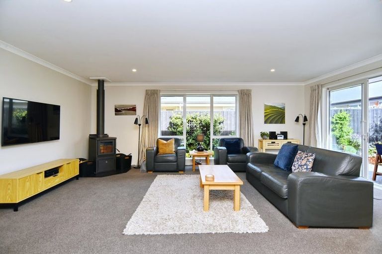 Photo of property in 6 Brantholme Place, Rangiora, 7400