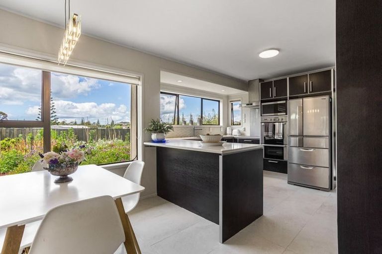 Photo of property in 2 Edgewater Grove, Orewa, 0931