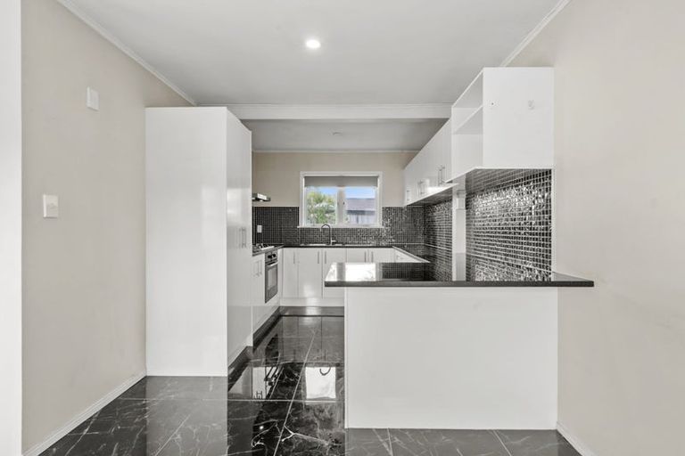 Photo of property in 2/8 Winspear Place, Manukau, Auckland, 2025