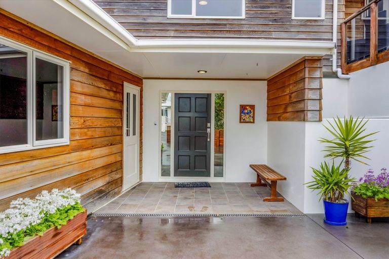 Photo of property in 21 Longview Drive, Merrilands, New Plymouth, 4312