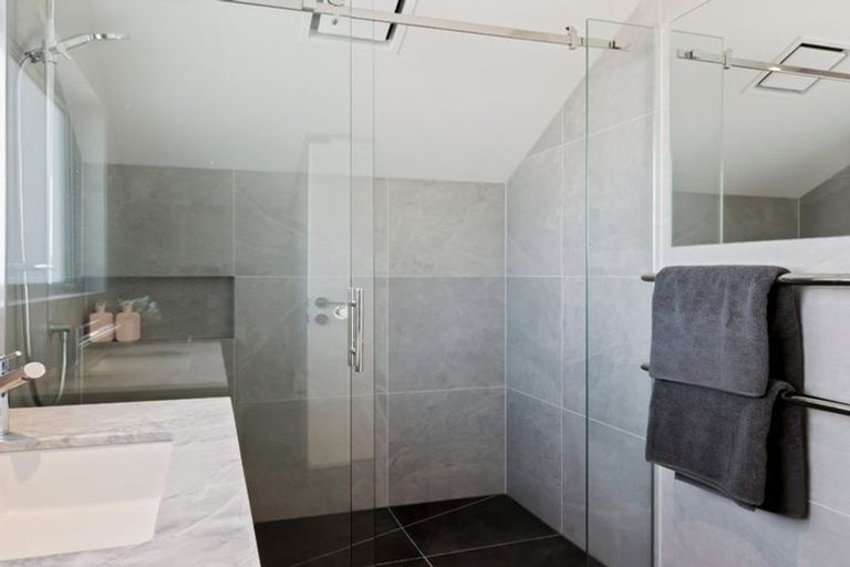 Photo of property in 5 Cedar Drive, Kelvin Heights, Queenstown, 9300