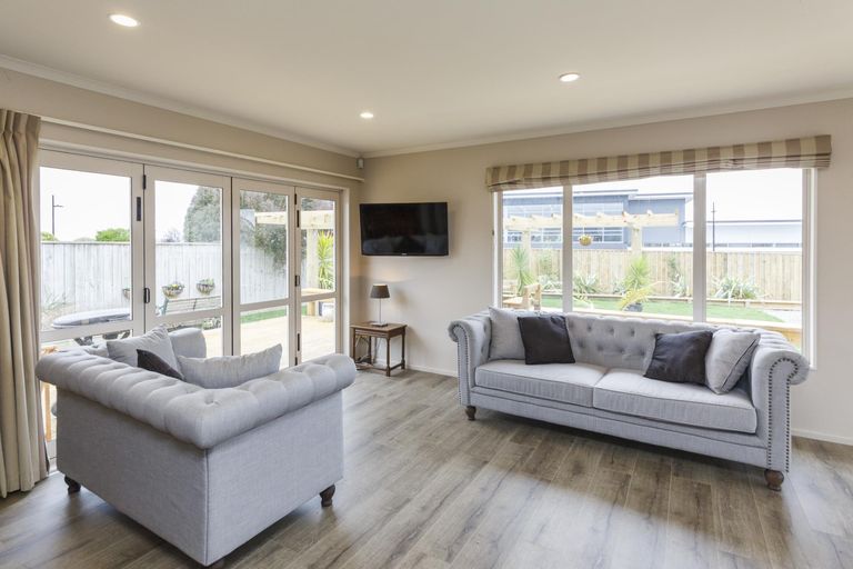 Photo of property in 9 Ron Place, Fitzherbert, Palmerston North, 4410