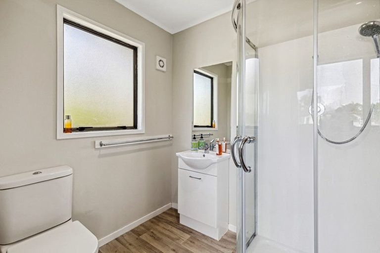 Photo of property in 17 Jenanne Place, Totara Vale, Auckland, 0629