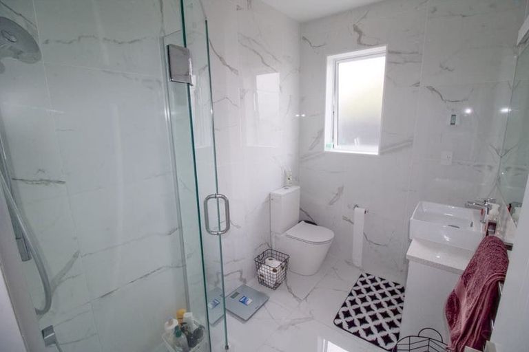 Photo of property in 17 Walter Ruddock Avenue, Kumeu, 0810