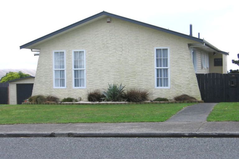 Photo of property in 61 Chapman Street, Newlands, Wellington, 6037