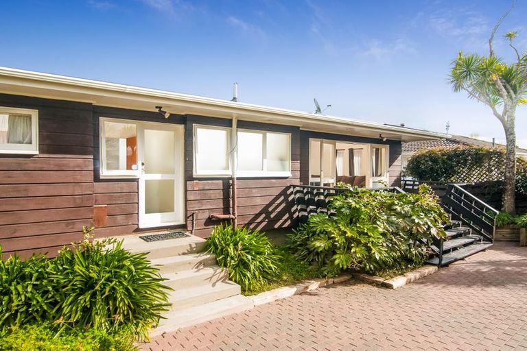 Photo of property in 73 Lantana Road, Green Bay, Auckland, 0604