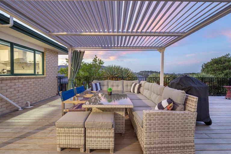 Photo of property in 27 Roy Maloney Drive, Henderson, Auckland, 0612