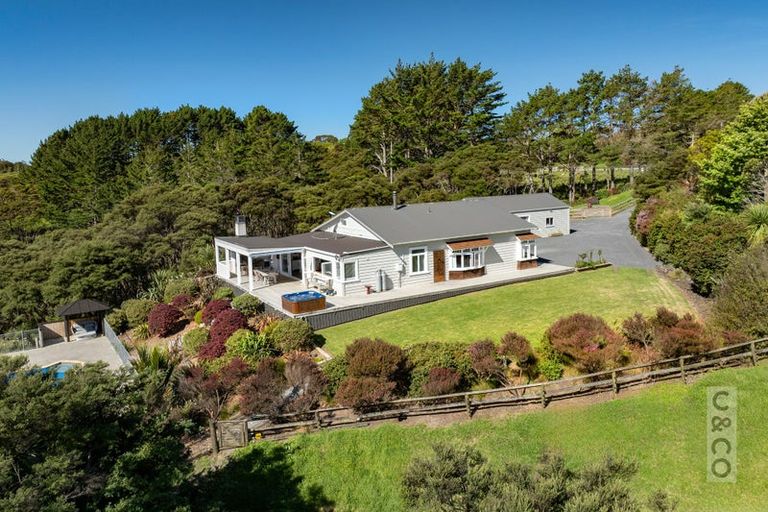 Photo of property in 10 Kaipara View Road, Helensville, 0875