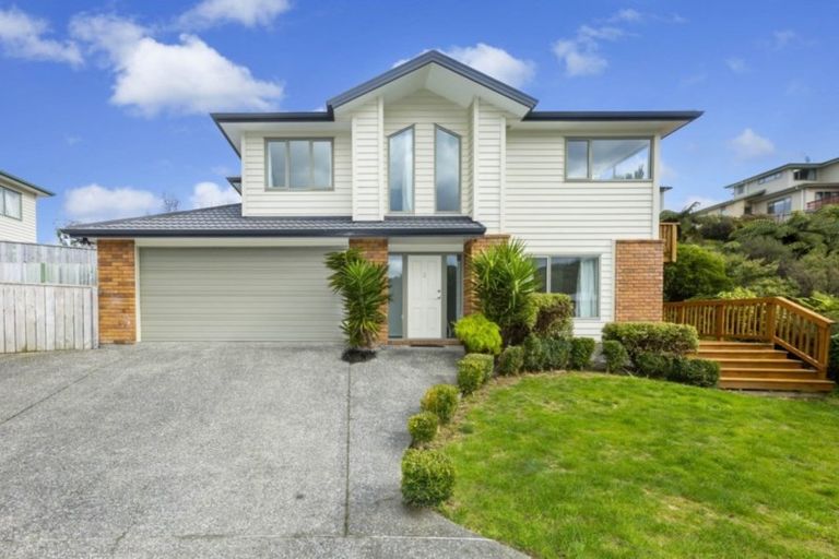 Photo of property in 5 Mcewen Crescent, Riverstone Terraces, Upper Hutt, 5018