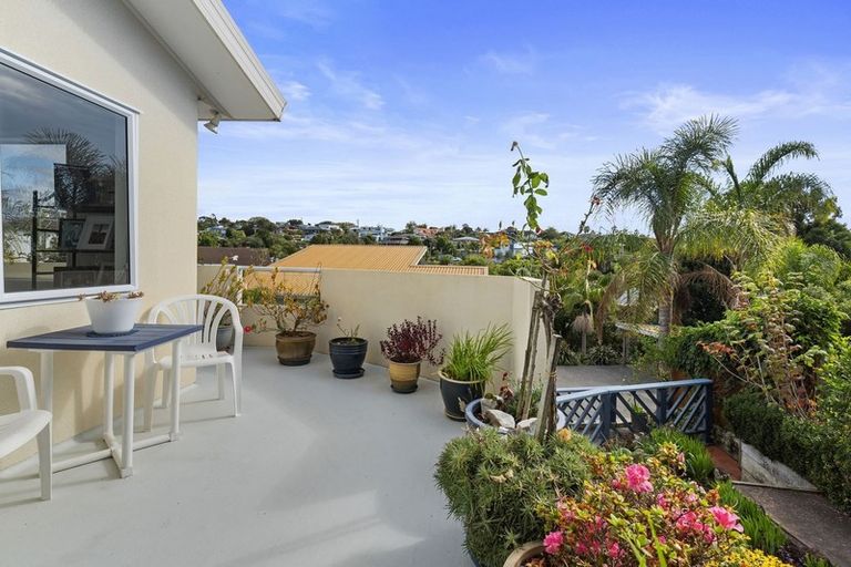 Photo of property in 2/3 Tiri View Place, Waiake, Auckland, 0630