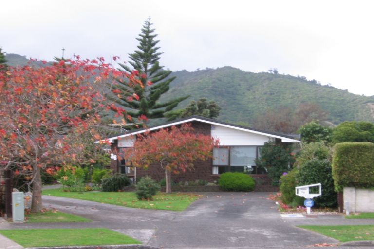 Photo of property in 36 Rewarewa Crescent, Waikanae, 5036