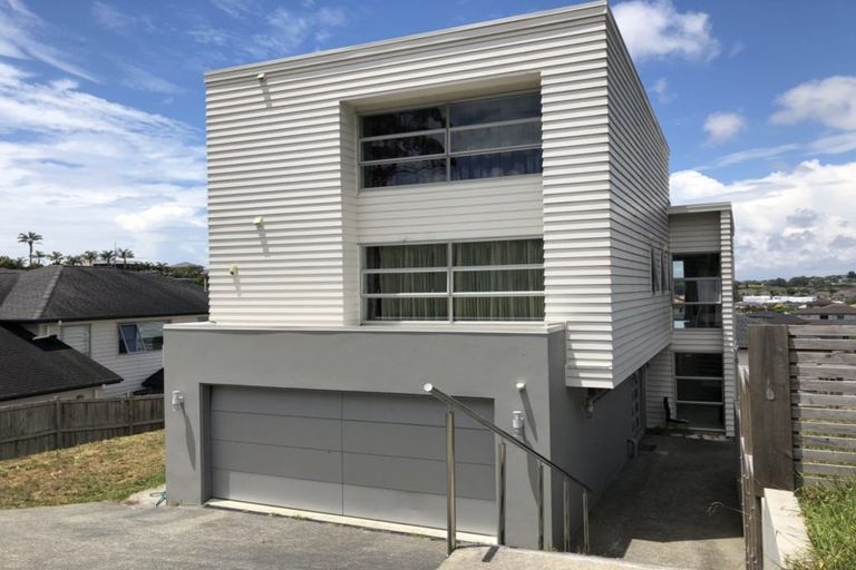 Photo of property in 32 Namsan Close, Fairview Heights, Auckland, 0632