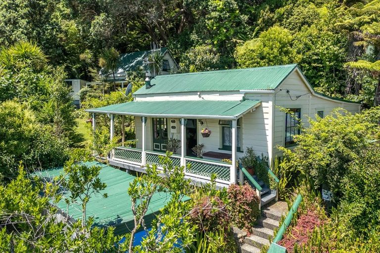 Photo of property in 80 Oxford Terrace, Coromandel, 3506