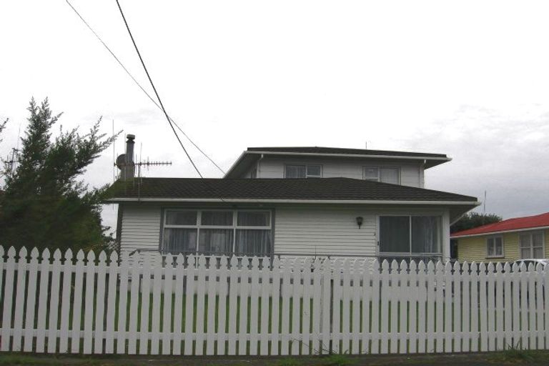 Photo of property in 34 Peters Avenue, Cloverlea, Palmerston North, 4412