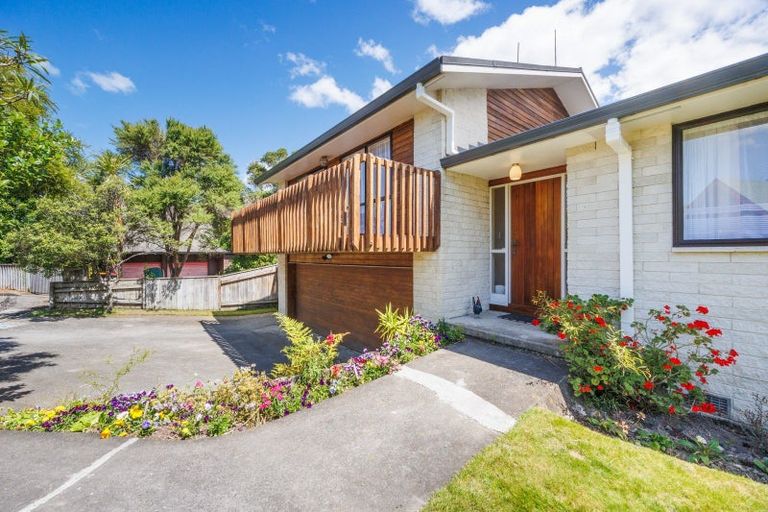 Photo of property in 9 Hillgrove Place, Fitzherbert, Palmerston North, 4410